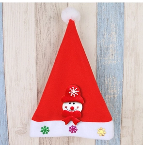 Vue détaillée d'un bonnet de Noël rouge avec un bonhomme de neige et des flocons colorés