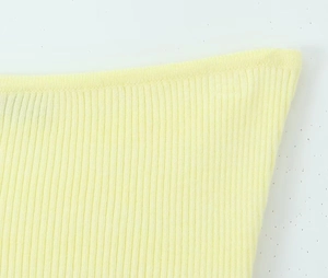 Primer plano macro de la textura del punto acanalado amarillo y costuras de calidad