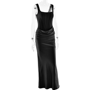 Detail eines schwarzen rückenfreien Bodycon-Kleids mit Korsett-Oberteil und Satinrock