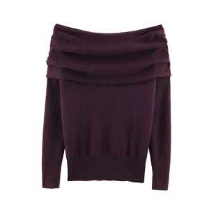 Pull en maille à épaules dénudées violet foncé élégant avec poignets côtelés sur blanc