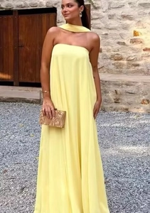 Détail de la robe longue bustier jaune élégante avec col foulard fluide et longueur au sol
