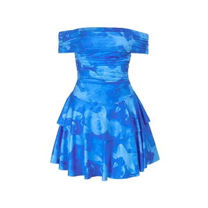 Robe moulante à épaules dénudées, imprimé fleuri bleu avec taille froncée et volants