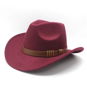 Détail d'un chapeau en laine bordeaux avec bande en cuir marron et boucle en métal doré
