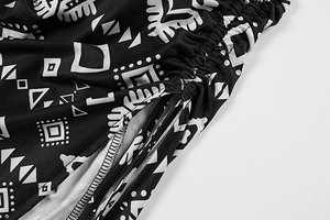 Détail de tissu imprimé fleuri avec cordon de serrage latéral et fente géométrique