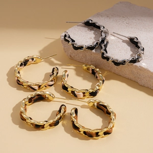 Trois paires de boucles d'oreilles C rétro avec cuir et textures en écaille de tortue