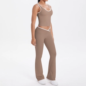 Détail du pantalon de yoga évasé et débardeur avec bordures contrastées blanches