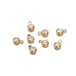 Détail de pendentifs cylindriques de 6mm en acier inoxydable doré avec zircons
