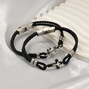Bracelets en cuir tressé avec ancre et croix en acier inoxydable sur fond satiné