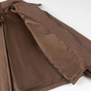 Gros plan détaillé de la doublure de veste en laine marron avec texture lisse et zip