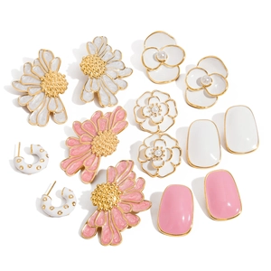 Luxuriöses Set aus Edelstahl-Ohrringen mit Emaille-Blumenmustern und Perlenakzenten