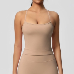 Set yoga senza cuciture color carne con canotta a spalline sottili e leggings a vita alta
