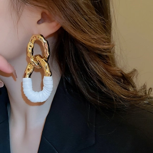 Boucles d'oreilles ovales en métal doré froissé et similicuir blanc entrelacé