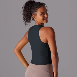 Détail du débardeur de sport en nylon noir ajusté avec un design professionnel de dos nageur
