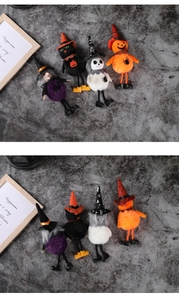 Vista piatta di quattro peluche di Halloween con strega, gatto, fantasma e zucca da appendere