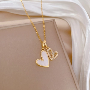 Collier double cœur avec chaîne dorée, pavé de diamants et incrustation de nacre