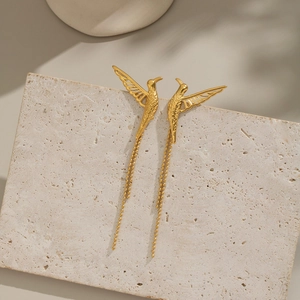 Boucles d'oreilles colibri à pompons dorés sur socle en pierre naturelle