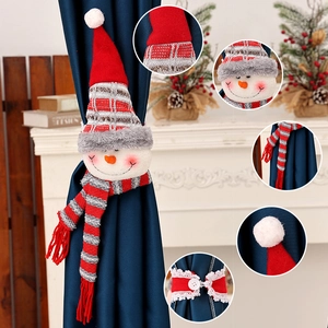 Attache-rideau bonhomme de neige de Noël avec bonnet tricoté sur rideaux bleus