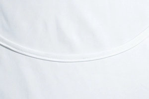 Gros plan des coutures professionnelles et détails de finition sur une robe blanche