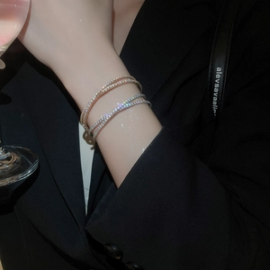Détail de l'ensemble de trois bracelets croisés en zircone cubique dorée et argentée