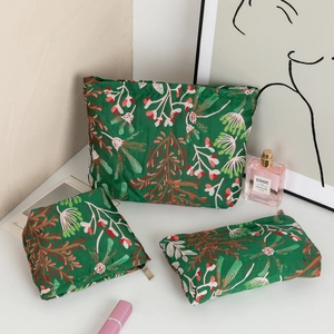 Ensemble de trois trousses de maquillage vert foncé à fleurs de tailles différentes