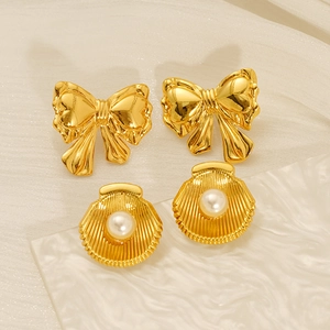 Boucles d'oreilles nœud doré et puces coquillage perle en acier inoxydable poli