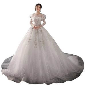 Robe de mariée élégante à manches longues en dentelle avec broderies et traîne cathédrale
