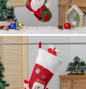 Détail d'une chaussette de Noël en tricot rouge avec figurine Père Noël 3D et flocons