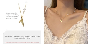 Detail of gold fishtail pearl necklace with 38.2cm chain and 18K gold plating