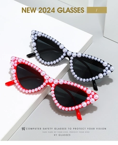 Details von trendigen Cat-Eye-Sonnenbrillen mit Perlenbesatz in roten und schwarzen Rahmen