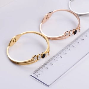 Fashion elastic bangle in gold and silver finish with sparkling rhinestones and black inlay