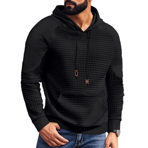 Nahaufnahme der schwarzen Waffelstruktur und Kängurutasche eines Herren-Hoodies