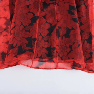 Robe en organza à imprimé floral avec roses rouges sur tissu noir transparent pour femme