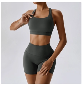 Dettaglio completo del set yoga grigio scuro con pantaloncini a vita alta e reggiseno