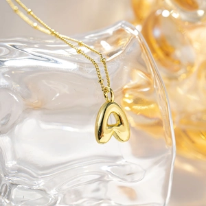Elegante collana con ciondolo lettera A a palloncino dorata con catena sottile e luce calda