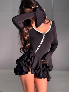 Vestito nero sexy a maniche lunghe con scollo a V, profili a contrasto e balze