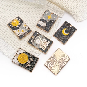 Collection de breloques tarot avec soleil, lune et étoiles en finition émail doré