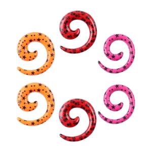 Détail d'écarteurs d'oreilles spirale en orange, rouge et rose avec motifs d'étoiles et crânes