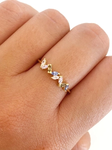 Bague élégante plaquée or 18k avec zircons multicolores marquise portée sur la main
