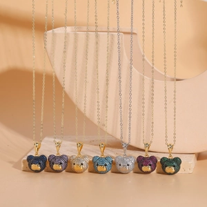 Pendentifs ours en plaqué or 14K sertis de zircons colorés sur des chaînes délicates