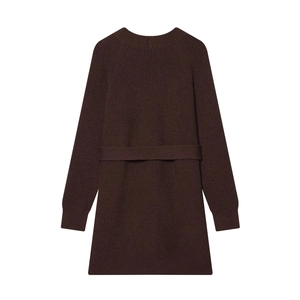 Détail d'un cardigan en maille côtelée marron foncé avec ceinture et manches longues