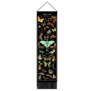 Vintage-Schmetterlings-Wandbehang mit schwarzen Fransen auf weißem Hintergrund