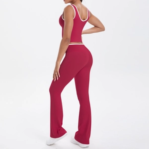 Vue détaillée de l'ensemble de yoga bordeaux avec bordures blanches et pantalon évasé
