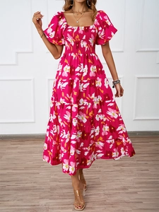 Dettaglio vestito floreale rosso rosa con maniche a sbuffo e gonna a balze