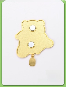Dettaglio magnete da frigo panda in metallo con forte doppia calamita e finitura oro opaco