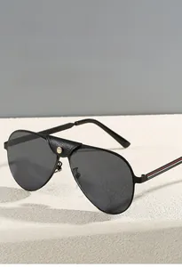 Detail der Fliegerbrille mit lederumwickeltem Nasensteg und goldenen Nieten