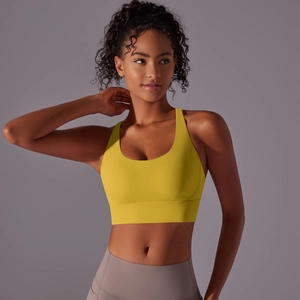 Primo piano del reggiseno sportivo giallo acceso con fascia larga e scollo a U