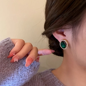 Boucles d'oreilles vintage ovales vert émeraude avec halo de cristaux et plaqué or