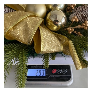 Detailed weight measurement of Christmas staircase garland at 293g with gold ornaments