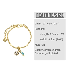 Dettaglio del bracciale a cuore in oro 18k con ciondoli a tema calcio e scarpa