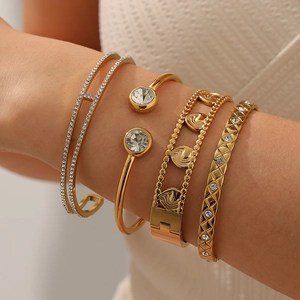 Bracelet Jonc Luxe en Acier au Titane Doré pour Femmes Strass Cœur Creux Treillis Matelassé Design-H Bracelet Acier Inoxydable Poli Bijoux